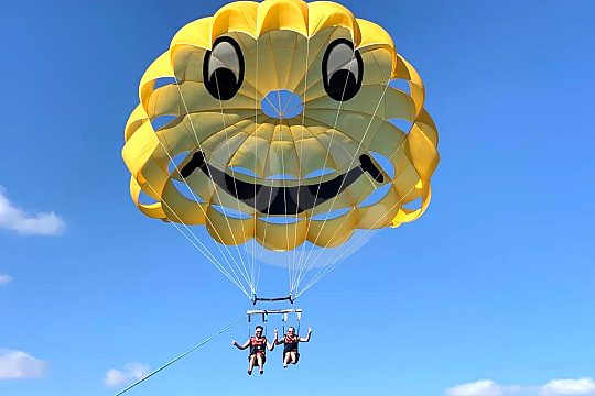 Gleitschirmfliegen über dem Meer